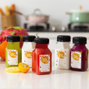 【จัดส่งภายใน 2-3 วัน】 4ชิ้น120มล. ใสภาชนะใส่เครื่องดื่มขวดน้ำเปล่าพลาสติกนำมาใช้ใหม่ได้พร้อมฝาปิดสีดำสำหรับน้ำนมกาแฟ