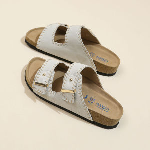 กวางขาวกับรองเท้า พื้นหนาแบบเดียวกัน ออกนอกบ้านของผู้หญิง กับกระโปรง รองเท้าแตะลําลอง รองเท้าชายหาด