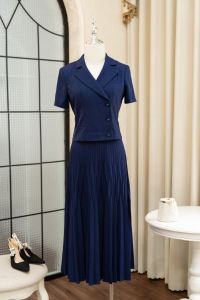 Áo vest ôm dáng ngắn thiết kế Laeem Design LV1N24004 chất liệu đũi xước vân màu tím than mềm mát thoải mái cho các cô nàng công sở