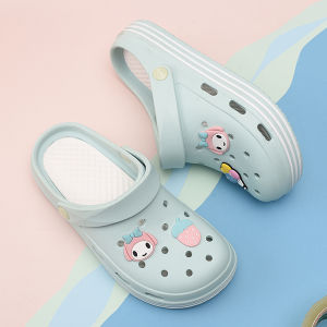 LKfashion จัดส่งในไทยรองเท้าแตะแบบสวมหัวโต ติดลายการ์ตูนสุดน่ารัก รองเท้าแตะแบบสวมผญ สีสันน่ารักสดใส🌈 รองเท้าแตะหัวโตแต่งรูเล็กกับสายรัดส้น พื้นนิ่มสวมใส่สบาย นัมเบอร์วัน💗