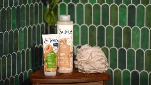 St. Ives Facial Scrub Energizing Coconut & Coffee – Deep Exfoliant for Fresh Glowing Skin 6 Oz