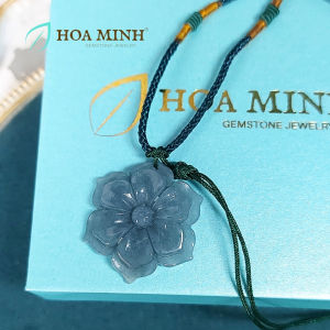 Mặt dây cổ đá Cẩm Thạch ngọc lam chạm khắc kiểu hoa mai đường kính 2.4cm tuyệt đẹp thanh lịch G013osmd Hoa Minh Gem