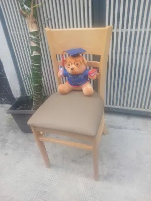 ghế gỗ cao su cao 83 cm rộng 40cm mê ngồi có niệm bóng sáng thông dụng cho học sinh và ngồi ăn uống trong gia đình.