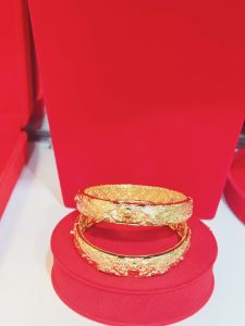 Vòng tay cưới chạm hoa văn chuẩn màu 24.k cao cấp K.124