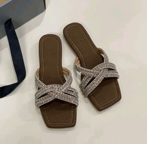 Dép Lê Mũi Vuông Dây Đá Đôi Uốn Chéo Siêu Sáng Êm Chân Đế Chống Trơn Trượt