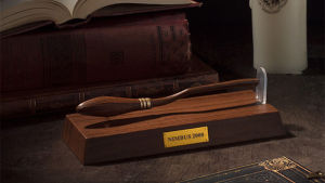 Authentic Harry Potter Nimbus 2000 2001 Firebolt Levitating Broomstick Pen Pen batang penyapu melayang tulen Collection by Wizarding World WOW! Stuff