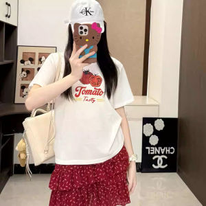 T-Shirt Wanita Lengan Pendek Putih Ukuran Besar  Desain Korea Longgar Slim Fit  Motif Tomat & Huruf  Katun Premium Tipis Bernapas Tren Musim Panas 2025  Gaya Minimalis Elegant  Manis dan imut  Modis  Serbaguna  Kerah bulat Slip - on Tops  Nyaman