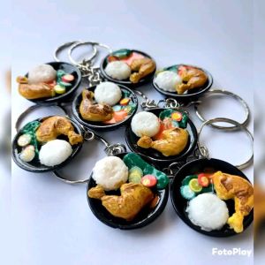 Gantungan Kunci Miniatur Ayam Goreng: Aksesoris Kunci Unik
