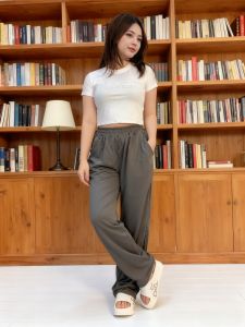 ชุดเซ็ตผู้หญิงแฟชั่น เสื้อยืดแขนสั้นเข้ารูปดีไซน์เก๋จับคู่กางเกงยีนส์ ทรงกระชับ ดูดีทุกมุม ใส่แล้วลุคเฟมินีนและทันสมัย