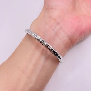 Vòng tay trơn màu trắng chạm khắc chất liệu bằng titan có khóa bền đẹp không phai không rỉ sét trangsucmoiluatuoi.RIN
