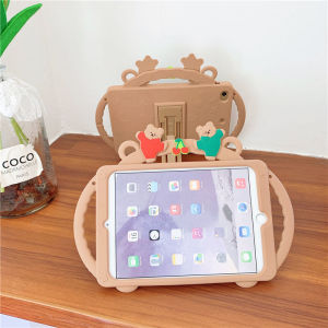 สำหรับ iPad 9th 8th 7th 6th 5th Gen Pro 10.2 "9.7" 10.5 "11.0" Air 3rd 4th 5th Gen 10.9 "Mini 1 2 3 4 5 6th Gen 7.9" 8.3 "2019 2020 2021 2022เด็กแท็บเล็ตการ์ตูนน่ารักหมีปลอดภัยซิลิคอนกันกระแทกยืนครอบคลุมกรณี