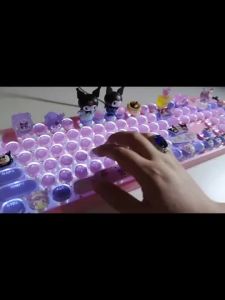 ขายหมดทันทีHandmade 83 Kuromi คีย์บอร์ดเรืองแสง 104 ไร้สายแกนสีฟ้าโน้ตบุ๊ค Xingdailu