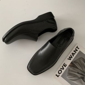 Tsion คุ้มค่า รองเท้าคัทชูผู้ชาย ใส่เรียน ใส่ทำงาน หรือจะแมทช์ชุดออกงานก็คุ้มค่าเพราะราคาถูกกว่าทั่วไป ดีไซน์เรียบสุภาพ วัสดุเป็นยางน้ำหนักเบาใช้งานดี