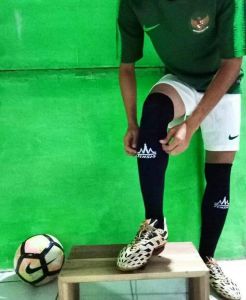 kaos kaki BOLA (12 pasang )merk TENSIO hitam POLOS panjang sepaha pria dewasa bahan tebal adem lembut dan sangat nyaman dipakai