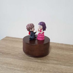 ฐานหมุนไม้กลมสีน้ำตาล กล่องดนตรีไขลาน เพลง Castle in the sky