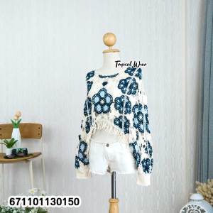 เสื้อถักไหมพรมแขนยาวลายดอกไม้ by tropical wear