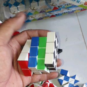 một cái rubik dài loại nhỏ 24 ô bằng nhựa có 4 màu khác nhau