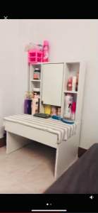 โต๊ะเครื่องสําอางค์ โต๊ะเครื่องสําอางค์ กระจกเปิดได้ สีคลาสิค สีไม้โซลิค