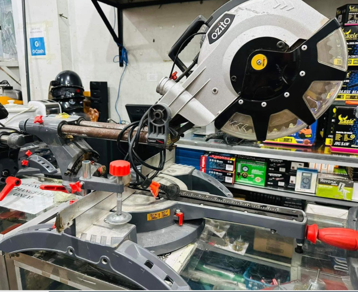 Sliding compound miter saw
