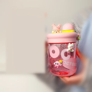 ฉันรู้ว่าแก้วแบบมีหลอดการดื่มสองชั้นถ้วยตุ๊กตากันตกสำหรับผู้หญิงชาและน้ำแยกสะดวกแก้วน้ำพลาสติกให้เด็กและนักเรียนดื่ม Water-560ml