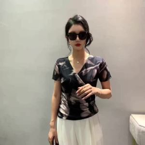 Ammin 2024เสื้อเบลาส์คอวีจับจีบแขนสั้นแฟชั่นฤดูร้อนใหม่พิมพ์ลายกราฟฟิตีแบบเลอะเสื้อยืดแฟชั่นเข้ารูปสำหรับผู้หญิงขนาดใหญ่พิเศษเสื้อเบลาส์สง่างามแบบลำลอง