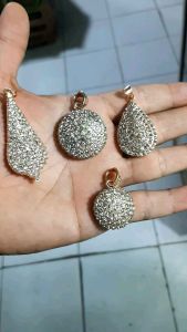 Perhiasan Liontin Replika Berlian: Aksesoris Pernikahan yang Mewah