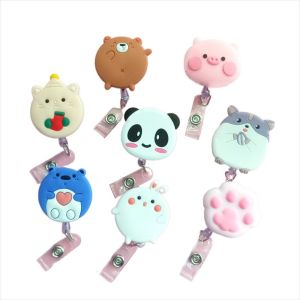 QFV5F อุปกรณ์การเรียนสำหรับโรงเรียน น่ารักน่ารักๆ สายคล้องกุญแจ แพนด้าแพนด้าแพนด้า คลิปการ์ดทำงาน บัตรหน้าอก คลิปหนีบบัตรประชาชน ม้วนป้ายหดได้ ที่ใส่นามบัตร ผู้ถือป้ายพยาบาล