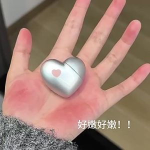 ลิปกลอสรูปร่างรัก ความอิ่มตัวต่ำ เนื้อแมตต์ พื้นผิวกำมะหยี่ ติดทนนาน จูบไม่หลุด