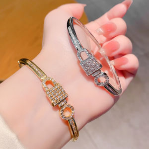 สร้อยข้อมือแฟชั่นผู้หญิงใหม่แสงหรูหราเฉพาะการออกแบบสร้อยข้อมือล็อคระดับสูงสร้อยข้อมืออารมณ์ที่สวยงาม