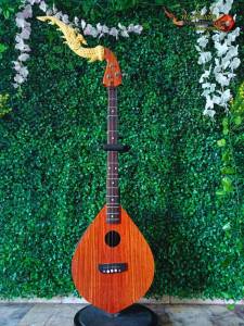 พิณโปร่งไฟฟ้าคุณภาพสูงไม้ประดู่ บอร์ดไม้แต้ดำ 3 สาย 15 เฟรต วงจรไฟฟ้า EQ