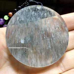 Pure natural blue gemstone hair crystal round plate brand "Peaceful Matters" pendant. The crystal is transparent and the blue gemstone can be clearly seen. The effect is strong 💎 Such a beautiful product is truly rare! The luster is gorgeous.