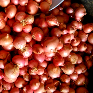 Bawang Merah Lokal Garut 1kg Ukuran Campur Berkualitas   | Bawang merah segar berwarna merah keemasan dengan kulit tipis dan ukuran yang bervariasi. Cocok untuk berbagai masakan rumahan.