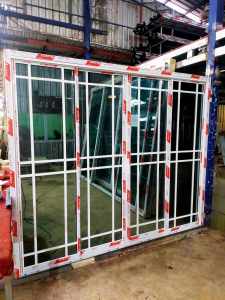 (ฟรีค่าส่ง)ขนาดกว้าง200/210/220/230/240/250ความสูง200เซนติเมตร ประตูบานเลื่อนกระจกอลูมิเนียมแต่งลายตามรุปภาพสินค้าประกอบให้แบบสำเร็จรูปนำไปประกอบติดตั้งเองได้เลย