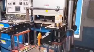 Khay Ăn Silicon Bộ Đồ Ăn Trẻ Em Bát Ăn Dặm Cho Bé Yếm Silicon Thìa Mềm Chống Rơi Đồ Dùng Cho Mẹ Và Bé