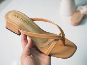 รองเท้าแตะ แบบคีบ มีหูหนีบ ส้นสูง 2 นิ้ว คาดเส้นเล็ก รองเท้าผู้หญิง แฟชั่น งานสวย ทันสมัย