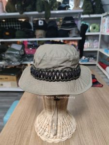 หมวกปีกสั้นสีครีมเข้ม สีกากี หมวกถักเดินป่า ถักเชือกพาราคอตสะท้อนแสงอย่างดีเชือกสีดำ-สีเขียว หมวกทรงสวย ผ้าหนาอย่างดี มีรูระบายอากาศ มาพร้อมสายรัดคางปรับระดับได้ พร้อมส่ง!!