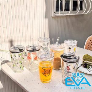 Ly Thuỷ Tinh In Hoạ Tiết Hoạt Hình Có Vạch Chia 400 Ml Kèm Nắp Đậy Kín Hơi Và Ống Hút Thuỷ Tinh SP2682