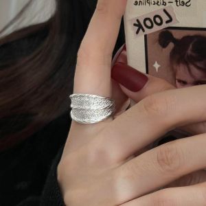 แหวนทรงเรขาคณิตหรูหราปรับได้ด้วยการออกแบบพื้นผิวสำหรับผู้หญิง