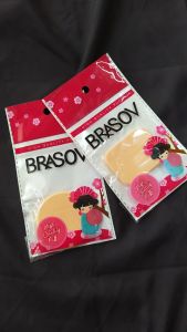 Brasov Beauty Spon Bedak Lembut & Busa Rias Kosmetik Padat\\n\\n Apa Itu Brasov Beauty Spon Bedak Lembut?\\n\\nBrasov Beauty Spon Bedak Lembut adalah alat kosmetik yang dirancang untuk membantu Anda menerapkan bubuk bedak atau foundation cair dengan hasil yang rata dan alami. Spons ini memiliki tekstur lembut dan padat, membuatnya ideal untuk aplikasi makeup yang halus dan natural.\\n\\n Manfaat Brasov Beauty Spon Bedak Lembut\\n\\nBerikut beberapa manfaat Brasov Beauty Spon Bedak Lembut:\\n\\n- **Hasil Rata dan Alami**: Dengan tekstur lembut dan padat, spons ini membantu menerapkan bedak atau foundation cair dengan hasil yang rata dan alami.\\n- **Menghemat Produk Kosmetik**: Menggunakan spons ini dapat membantu Anda menghemat produk kosmetik karena dapat menerapkan produk dengan efisien.\\n- **Praktis**: Brasov Beauty Spon Bedak Lembut mudah digunakan dan dibersihkan, membuatnya ideal untuk pemakaian sehari-hari.\\n\\n Perbedaan dengan Spons Makeup Berkualitas Tinggi Lainnya\\n\\nMeskipun Brasov Beauty Spon Bedak Lembut memiliki beberapa fitur yang sama dengan spons makeup berkualitas tinggi lainnya, ada beberapa perbedaan yang membedakannya:\\n\\n- **Tekstur**: Brasov Beauty Spon Bedak Lembut memiliki tekstur lembut dan padat, sementara spons lain mungkin memiliki tekstur yang berbeda.\\n- **Kualitas Material**: Brasov Beauty Spon Bedak Lembut terbuat dari bahan berkualitas tinggi yang aman untuk kulit dan ramah lingkungan.\\n\\n Cara Menggunakan Brasov Beauty Spon Bedak Lembut\\n\\nBerikut cara menggunakan Brasov Beauty Spon Bedak Lembut:\\n\\n Mengoleskan Bubuk Bedak/Bubuk Paske ke Seluruh Wajah\\n\\n1. Oleskan secukupnya bubuk bedak/bubuk paske aplikator kosmetik BRASOV.\\n2. Usapkan dan tepuk ke seluruh wajah agar terlihat mulus merata.\\n\\n Mengaplikasikan Creme ke Bedak/Foundation Cair\\n\\n1. Gunakan sisi datar aplikator dan usapkan sampai menyatu agar wajah terlihat mulus merata.\\n\\n Tips & Trik Menggunakan Brasov Beauty Spon Bedak Lembut\\n\\nBerikut beberapa tips dan trik menggunakan Brasov Beauty Spon Bedak Lembut:\\n\\n Menjaga Kebersihan Spons untuk Hasil Makeup yang Optimal\\n\\nUntuk hasil makeup yang optimal, penting untuk menjaga kebersihan spons Anda. Bersihkan spons setelah setiap penggunaan dan biarkan kering sebelum menyimpannya.\\n\\n Mencuci dan Menyimpan Brasov Beauty Spon Bedak Lembut dengan Benar\\n\\nUntuk mencuci spons Anda, gunakan air hangat dan sabun lembut. Setelah dicuci, biarkan spons kering sepenuhnya sebelum menyimpannya di tempat yang kering dan bersih.\\n\\nDengan mengikuti petunjuk penggunaan Brasov Beauty Spon Bedak Lembut, Anda akan mendapatkan hasil makeup yang rata dan alami. Selamat mencoba!\"