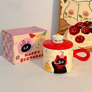 แก้วมัครูป Happy birthdayแมวสุดสร้างสรรค์พร้อมฝาปิดของที่ระลึกแก้วน้ำดื่มเซรามิกน่ารักถ้วยกาแฟสำนักงาน ขนาด380ML