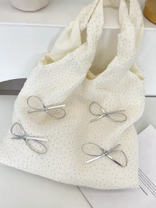 กระเป๋าสะพายไหล่มีสไตล์มีลายจุดและโบว์โพลีเอสเตอร์นุ่มเน้นเสียงกระเป๋าแบบหนีบแขนการตกแต่งภายในที่กว้างขวางสำหรับทุกวัน