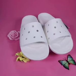 2023 New Croos Slippers Mens Shoes Womens Shoes Celebrity Same Style Khaki Pool Hole Beach Slippers 206121㏇L0529