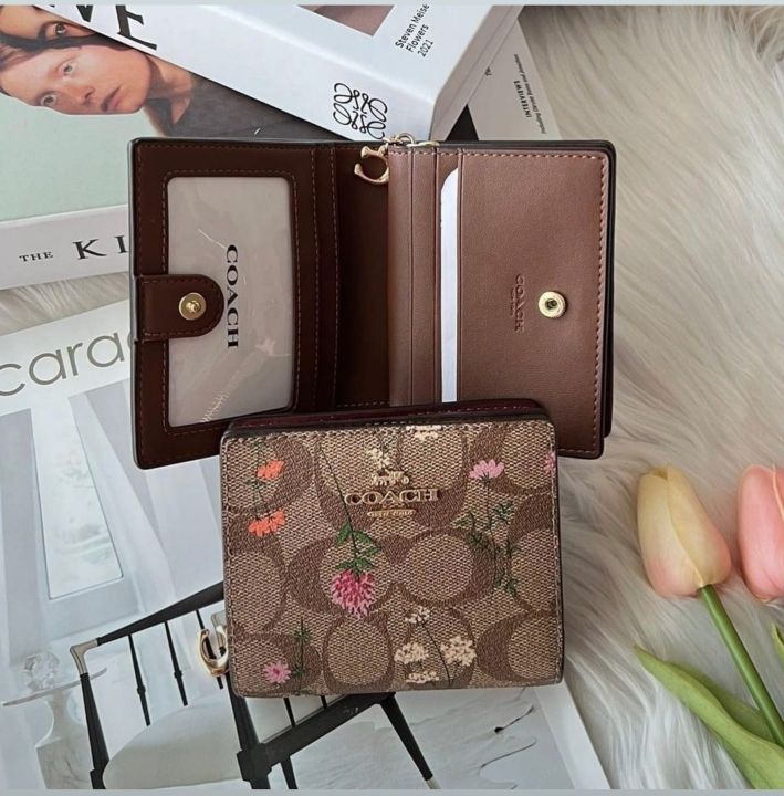 Coach wallet white with on sale flowers