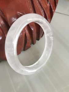 Vòng Thạch Anh Trắng Tự Nhiên Bản Hẹ Mới đẹp Ni 55mm Cao 12mm Dầy 9mm Màu trắng trong bóng đẹp Nữ mệnh Kim mệnh Thủy tay vừa đeo 50kg - 55 kg chỉ có 780k/1 chiếc ạ