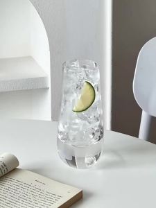 1/2 แก้วเครื่องดื่มสร้างสรรค์แบบมีฟองพร้อมหลอด แก้วน้ำใส แก้วน้ำผลไม้และน้ำอัดลม