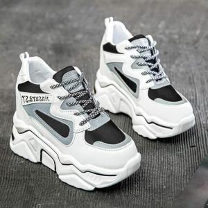 🔥ส่งเร็ว⚡️ Q125รองเท้าผ้าใบผู้หญิง รองเท้าผ้าใบแฟชั่น เสริมส้นรองเท้าผ้าใบลำลองด้านล่างหนาลื่น 8.ซม. มี  สีดำ/สีชมพู