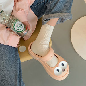 NQshop รองเท้าหัวโตแฟชั่นผญติดตาโตด้านหน้า รองเท้าแตะแฟชั่นแบบสวมสีพื้นเรียบๆไม่สกรีนลวดลาย รองเท้าแตะผญพื้นหนาพื้นนุ่มใส่สบาย