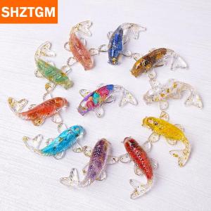 [COD] SHZTGM หินคริสตัลกรวดนำโชครูปปั้นปลา KOI เรซิ่นขนาดเล็กควอตซ์แฟนซีรูปปั้นปลาคาร์พตกแต่งบ้านของขวัญประดับโต๊ะ