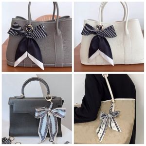 CRNGW ไข่มุกไข่มุก พวงกุญแจโบว์ผ้าพันคอ ดอกไม้ประดับดอกไม้ พิมพ์ออกมาแล้ว จี้ห้อยกระเป๋ามีโบว์ผูก หัวเข็มขัดกุญแจกำมะหยี่ ห่วงโซ่กุญแจ อุปกรณ์เสริมกระเป๋า กระเป๋าเป้สะพายหลัง