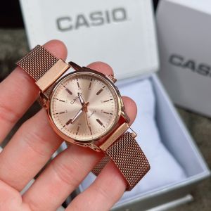 Watchhiend นาฬิกาข้อมือผู้หญิง หน้าปัดขนาด 31 มม. สายแม่เหล็ก 18kt ตามขนาดข้อมือ กล่องกระดาษ 30 คู่